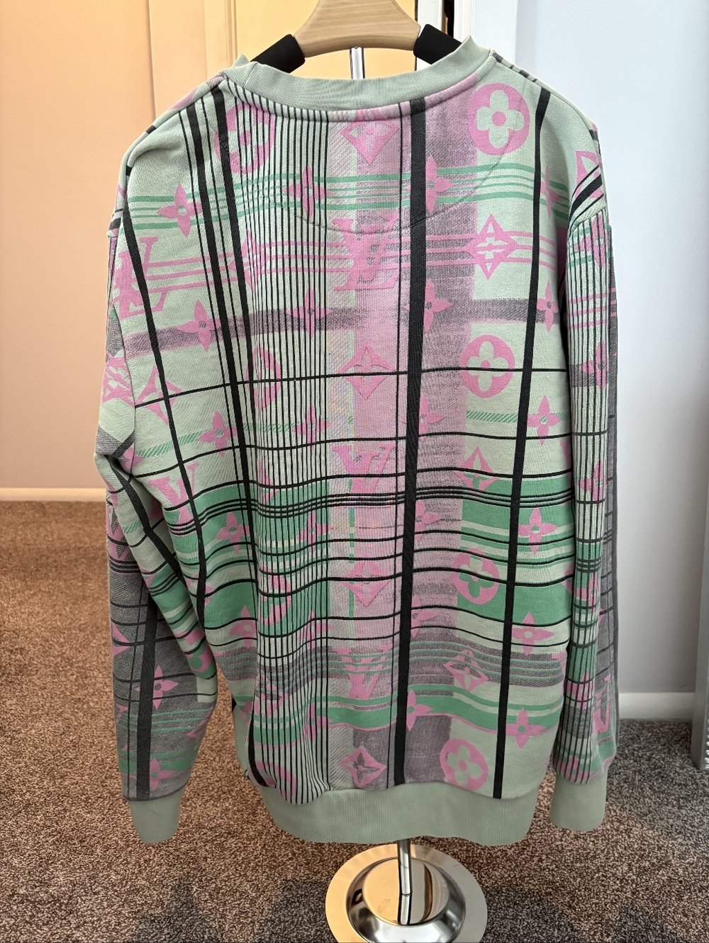 Louis Vuitton Cream Sweatshirt with Pink Accents - Picture 4 of 7